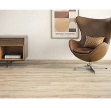 Scène avec sol stratifié, fauteuil et table d''appoint pour un intérieur moderne.