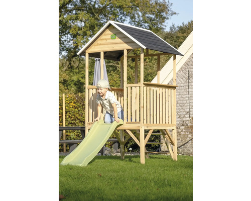 Kind auf einem Holzspielturm mit Rutsche im Garten