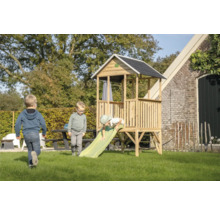 Tour de jeux avec toboggan dans le jardin avec des enfants qui jouent