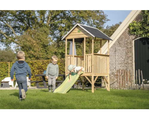 Spielturm mit Rutsche im Garten mit spielenden Kindern