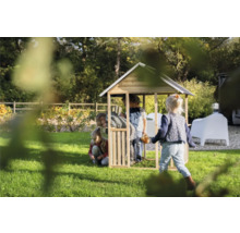 Cabane de jeux pour enfants en bois avec des enfants jouant dans le jardin