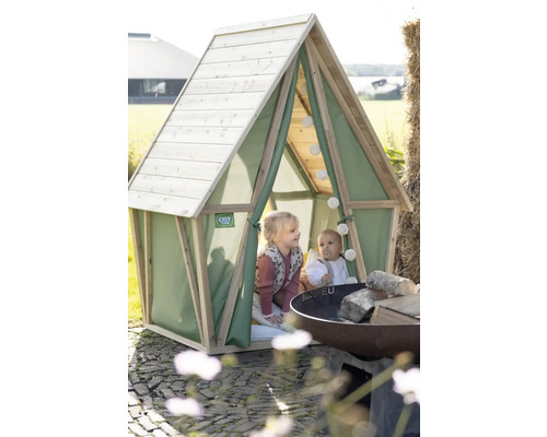 Kinderspielhaus aus Holz mit zwei Kindern im Inneren
