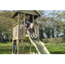 Aire de jeux avec toboggan dans le jardin avec des enfants qui jouent.