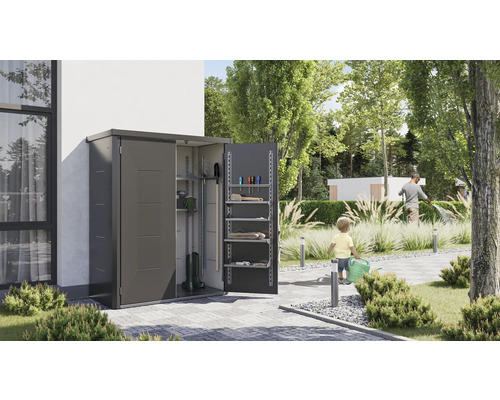 Gartenszene mit geöffnetem Geräteschrank zur Aufbewahrung von Gartengeräten