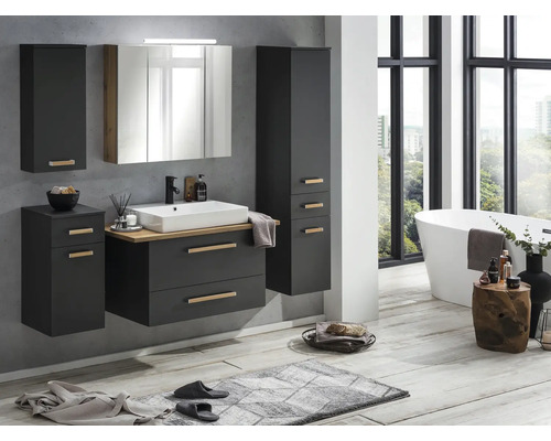 Salle de bains moderne avec meuble-lavabo, armoire de toilette, armoire haute et baignoire îlot.