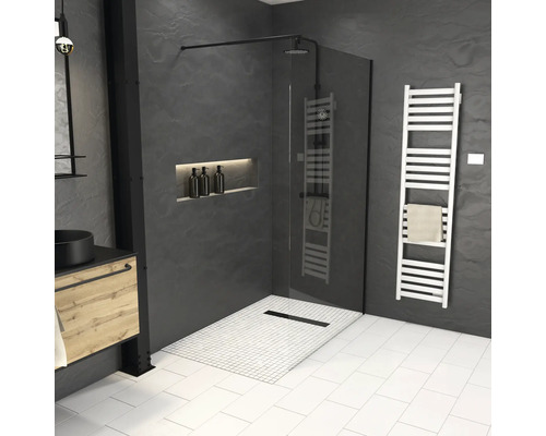 Badezimmer mit Dusche, Waschbecken, Handtuchwärmer und Ablagefach.