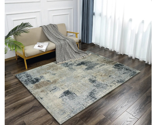 Salon avec canapé et tapis abstrait sur parquet