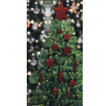 Sapin de Noël décoré avec des décorations rouges et des guirlandes lumineuses