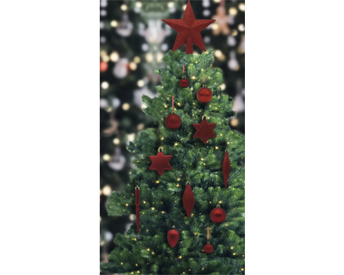 Sapin de Noël décoré avec des décorations rouges et des guirlandes lumineuses