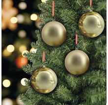 Nahaufnahme von goldenen Weihnachtskugeln an einem Weihnachtsbaum