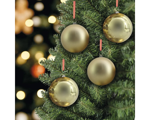 Nahaufnahme von goldenen Weihnachtskugeln an einem Weihnachtsbaum