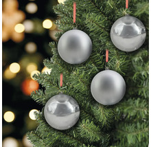 Dekorierter Weihnachtsbaum mit silbernen Christbaumkugeln