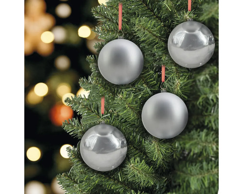 Dekorierter Weihnachtsbaum mit silbernen Christbaumkugeln