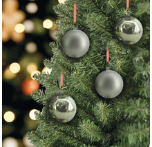 Dekorierter Weihnachtsbaum mit silberfarbenen Kugeln als Baumschmuck