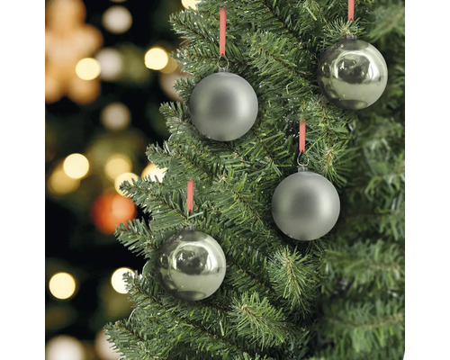 Dekorierter Weihnachtsbaum mit silberfarbenen Kugeln als Baumschmuck