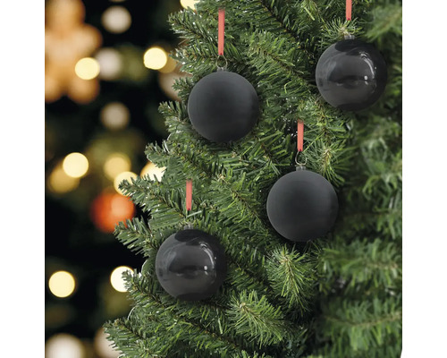 Weihnachtsbaum mit schwarzen Kugeln