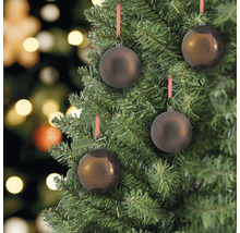 Weihnachtsbaum mit braunen Weihnachtskugeln an roten Bändern