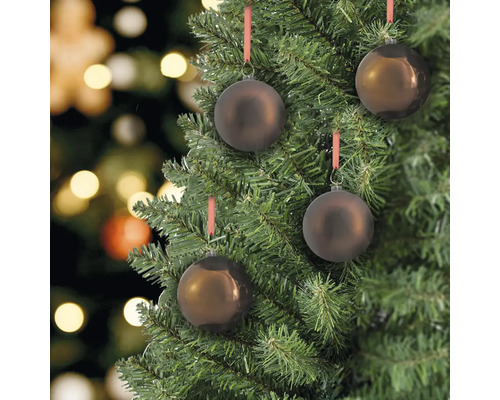Weihnachtsbaum mit braunen Weihnachtskugeln an roten Bändern