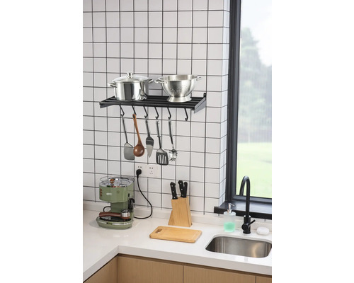 Küchenszene mit Spüle, Kochutensilien und Regalen