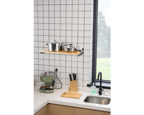 Küchenszene mit Kochtöpfen, Bratpfanne, Regalbrett, Kaffeemaschine, Messer, Schneidebrett und Spüle