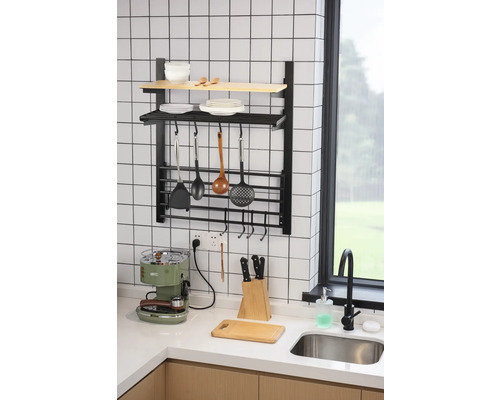 Küchenszene mit Geschirr, Küchenutensilien und Küchenregal