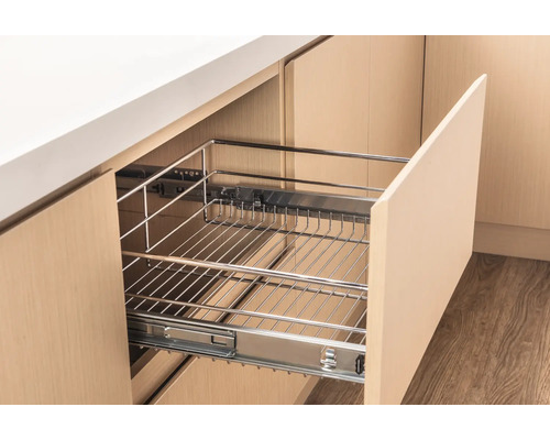 Ausgezogener Küchenschrank mit Drahtkorb und Vollauszug