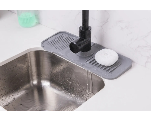 Robinet d''évier avec tapis d''égouttement et éponge à récurer