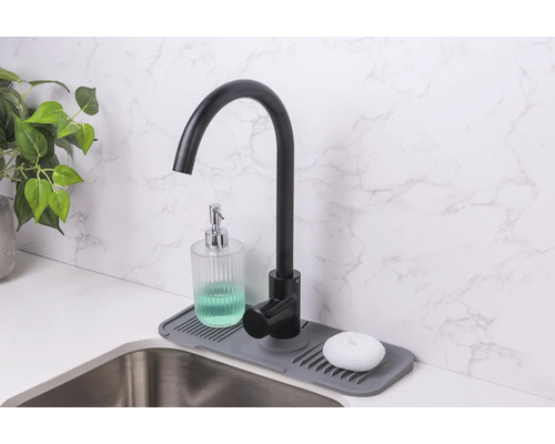 Robinet d''évier avec égouttoir, distributeur de savon et éponge à récurer sur un comptoir de cuisine