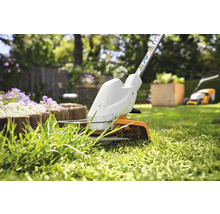 Coupe-bordures en action pour couper les bordures dans le jardin