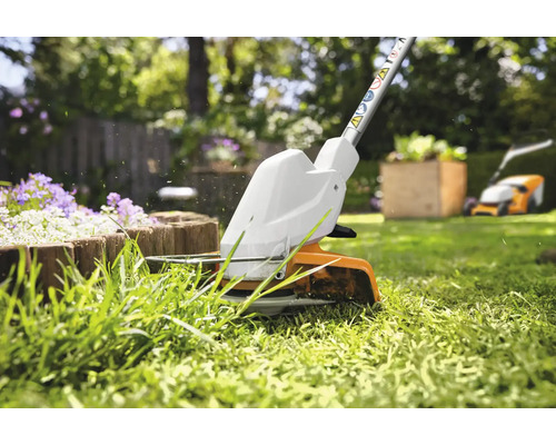 Coupe-bordures en action pour couper les bordures dans le jardin