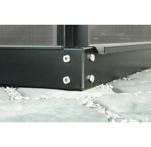 Detailansicht einer Gewächshauskonstruktion mit Schraubenbefestigung am Boden