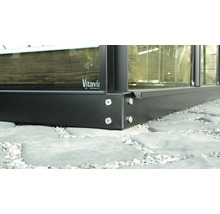 Detailansicht eines Gewächshauses mit Metallrahmen und Vitavia Logo.