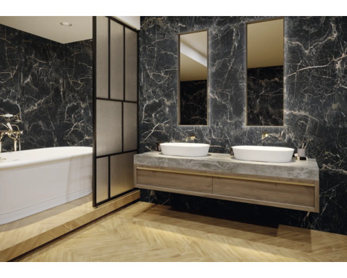 Badezimmer mit Badewanne, Waschtisch, Spiegel und Marmorfliesen