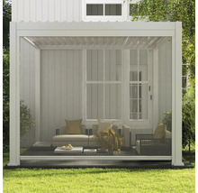 Pergola avec mobilier et protection contre les insectes dans le jardin.