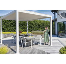 Terrasse avec pergola, table et chaises dans le jardin