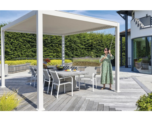 Terrasse avec pergola, table et chaises dans le jardin