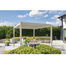 Famille assise sous une pergola de terrasse dans le jardin.