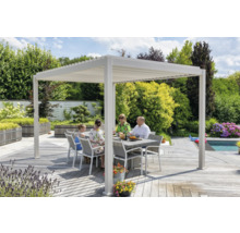 Scène de jardin avec pergola, table à manger et famille