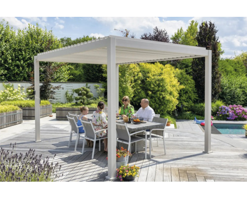 Scène de jardin avec pergola, table à manger et famille