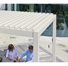 Pergola à lamelles avec deux personnes assises à l''extérieur