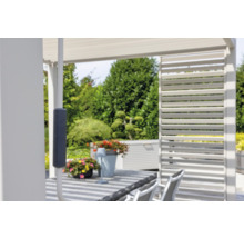 Szene einer Terrassenüberdachung mit Jalousien und Gartendekoration