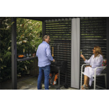 Scène de garden-party avec barbecue sous un toit de terrasse avec un mur à lamelles