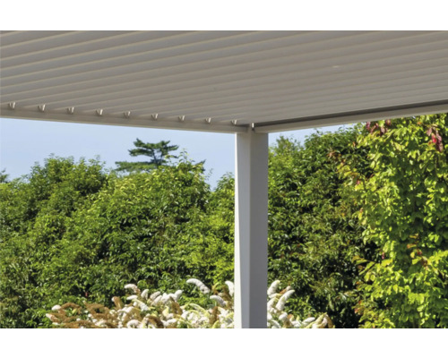 Vue détaillée d''un toit de terrasse avec des lamelles et un pilier devant une végétation luxuriante