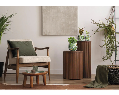 Salon avec fauteuil, tables d''appoint et décoration