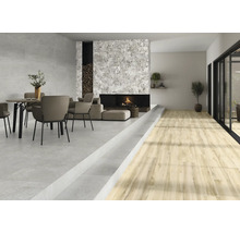 Wohnzimmer mit Essbereich, Kamin und Holzboden