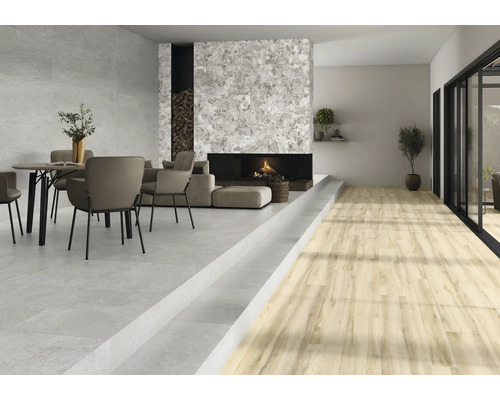 Wohnzimmer mit Essbereich, Kamin und Holzboden