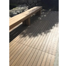 Gartenszene mit Holzbank und Terrassenfliesen