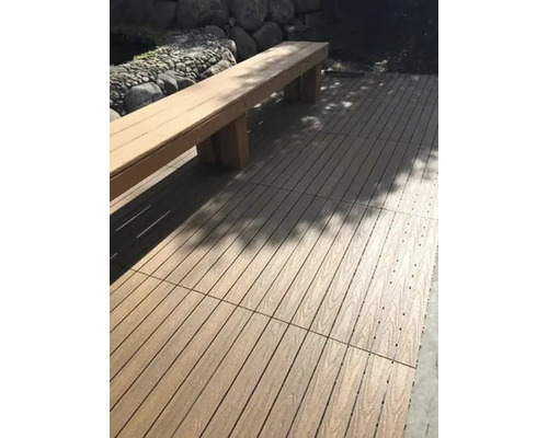 Gartenszene mit Holzbank und Terrassenfliesen