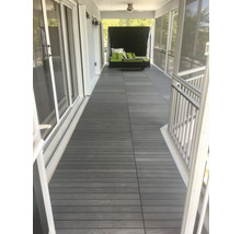 Veranda mit Terrassendielen aus Holzverbundwerkstoff und Gartenmöbeln.