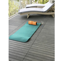 Terrasse mit Lounge-Möbeln, Yogamatte und Faszienrolle